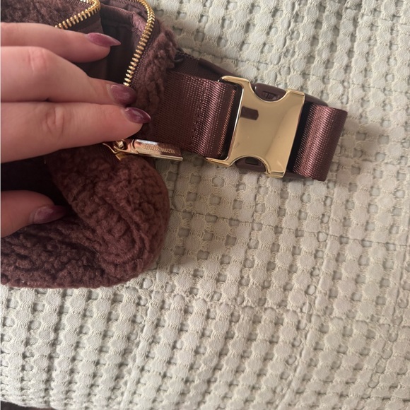Lululemon Everywhere Belt Bag Brown Sherpa - Picture 4 of 6